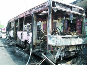 Côte d'Ivoire: Marche de l'opposition,  des manifestants  remettent le couvert et brûlent un bus à  Port Bouët