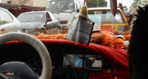 Cameroun: Effrayé par un serpent caché sous son siège, un taximan fait un Avc et abandonne le véhicule sur la chaussée