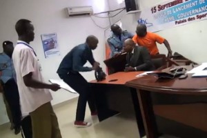 Cameroun : Vidéo de l'arrestation musclée d'un leader syndical par les forces de l'ordre