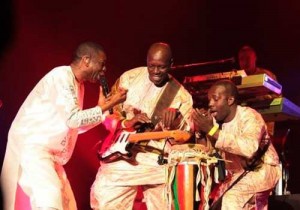 Sénégal : Youssou Ndour retrouve le guitariste qui l'avait quitté quand il entrait dans le gouvernement de Macky Sall