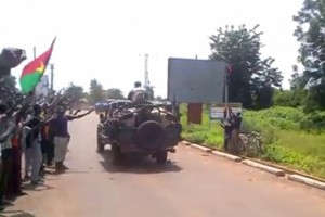 Vidéo Burkina Faso: Des garnisons de l'armée nationale de l'interieur font route vers Ouagadougou