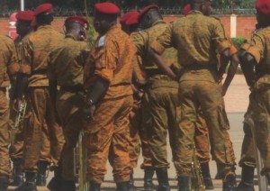 Burkina Faso: Entrée des troupes loyalistes a Ouagadougou, le général Diendere discute une reddition