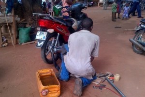 Togo : Vulcanisation, un métier qui cible les rues à  Lomé