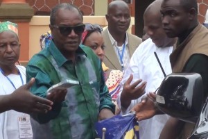 Vidéo Guinée: Condé lache le cash en campagne
