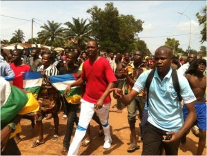 Centrafrique: Catherine Samba Panza regagne un pays au bord du chaos, des tirs à  l'arme lourde se font entendre