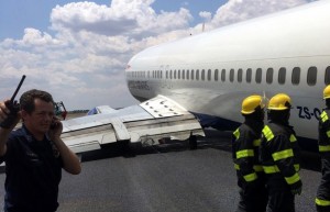 Afrique du Sud: Le train d'atterrissage d'un Boeing s'effondre, pas de blessés