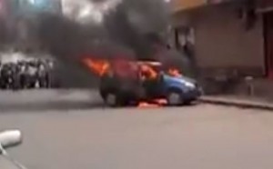 Vidéo RDC: Racketté par un policier, un chauffeur s'immole par le feu dans sa voiture