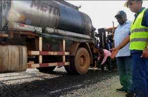 Gabon: Ali Bongo visite le chantier de l'axe routier Mouila-Ndendé