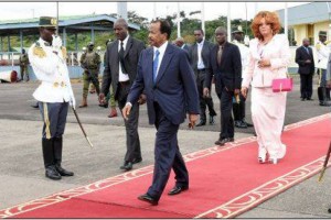 Cameroun: Profitant des attentats en France, au pas de course, Biya quitte Yaoundé pour Paris