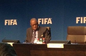 Cameroun: Le président  par intérim de la FIFA,  Issa Hayatou s'endort en pleine conférence de presse