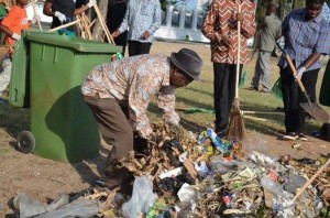 Tanzanie: Le Président  John ”ª”ŽMagufuli”¬ en citoyen ramasse les ordures à  Dar es Salaam