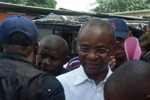 Gabon: Léon-Paul Ngoulakia échappe à  un lynchage lors d'une réunion publique à  Libreville