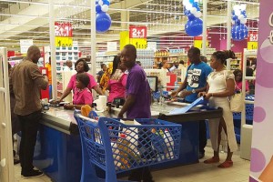 Côte d'Ivoire : De «porteurs» à  «packers», révolution aux caisses des supermarchés
