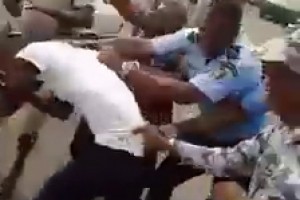 Vidéo Côte d'Ivoire : Il gifle un policier et est bastonné par la foule