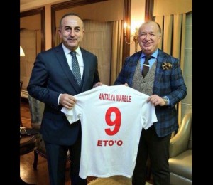 Cameroun: Samuel Eto'o offre son maillot au chef de la diplomatie Turque