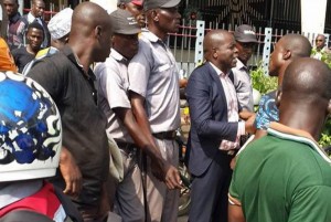 Côte d'Ivoire: Scène surréaliste au Plateau, un homme reconnait son grugeur et le poursuit dans la rue