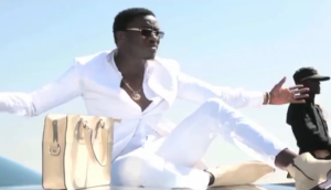 Sénégal: Le sac féminin du chanteur Waly Seck fait débat