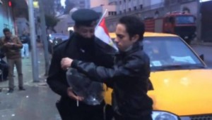 Egypte: Des jeunes humilient la police en offrant des préservatifs