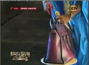 Sénégal : Conséquences des  caricatures de Serigne Touba par JA, Wally Seck déchire son sac à  main et présente ses excuses