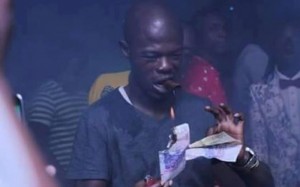 Côte d'Ivoire: Un brouteur en plein show brûle  des billets de banque
