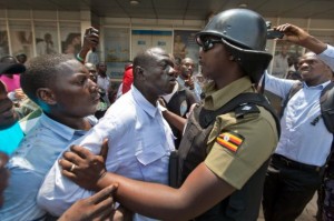 Ouganda: Présidentielle, Nouvelle arrestation de l'opposant Kizza Besigye, Yoweri Museveni en tête des résultats partiels
