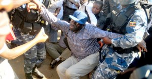 Ouganda : Réélu pour un 5ème  mandat , Museveni approuve l'arrestation de deux rivaux