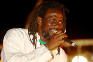 Côte d'Ivoire : Tiken Jah: « Les gens pensent que c'est en faisant le bitume, en faisant les ponts qu'ils vont rentrer dans l'histoire »