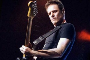 Egypte: La guitare de la star Bryan Adams gribouillé au marqueur vert