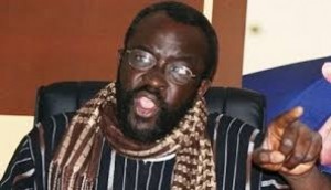 Sénégal: La campagne référendaire dégénère, un proche de Macky Sall dégaine et tire 18 balles avec son fils après l'attaque de leur cortège