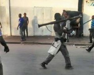 Congo: Scènes de guerre à  Brazzaville, tirs à  l'arme lourde, la mort d'un étudiant attribuée à  la police