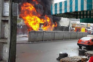 Côte d'Ivoire: Adjamé, un bus articulé de la Sotra en feu en face de la Grande mosquée