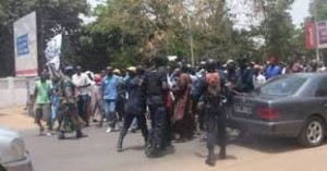 Gambie:  36 opposants  en prison  pour rassemblement illégal