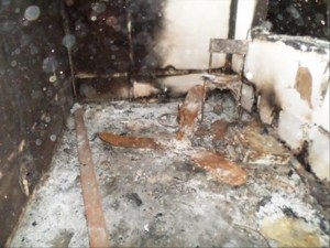 Burkina Faso: Une péripatéticienne enferme son enfant seul dans sa maison et manque de le tuer par un incendie