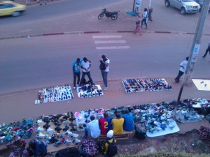 Cameroun: Yaoundé, les vendeurs de chaussures prennent d'assaut trottoirs et carrefours et les transforment en marchés