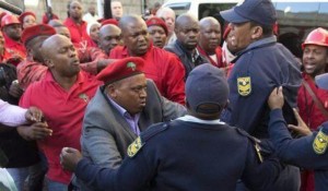 Afrique du Sud: Jacob Zuma à  nouveau perturbé par une bagarre au parlement
