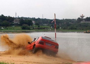 Côte d'ivoire: Un Taxi quitte la chaussée et manque un plongeon dans la lagune
