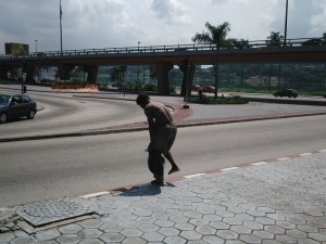 Côte d'ivoire: Pratique rituelle ou déficient mental, un homme prend son bain en pleine rue