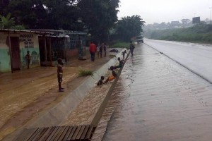 Côte d'Ivoire: En saison pluvieuse, les enfants prennent leur bain dans les caniveaux