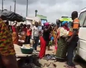 Côte d'Ivoire: Trottoir débordé, un piéton se fraye un chemin, les vendeuses tentent de le battre