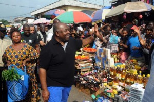 Gabon: Ali Bongo tà¢te le terrain avec les commerçants du marché de Mont Bouet