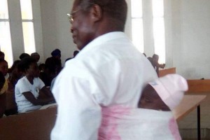 Côte d'Ivoire: En pleine composition, un professeur décide de porter le bébé de son étudiante