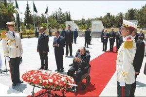 Algérie: Affaibli, Bouteflika apparaît publiquement pour la première fois en un an