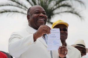 Gabon: Présidentielle, Ali Bongo présente son récépissé de candidature et tord le cou à  ses opposants
