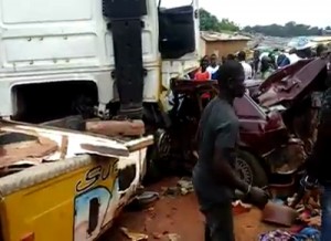 Côte d'Ivoire: Un camion là¢ché par ses freins fonce dans une cérémonie, des morts et blessés