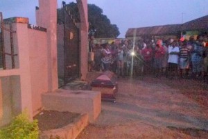Ghana : Un mystérieux cercueil « posté » devant un palais royal dans l'Ashanti