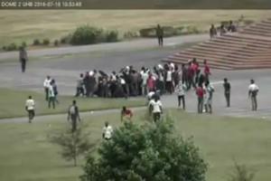 Côte d'Ivoire:  Vidéo des étudiants mettant le feu à  des véhicules sur le campus