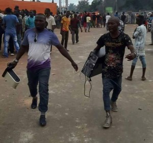 Côte d'Ivoire: Bouaké, traqués par la police des pillards rendent leur butin
