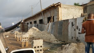 Côte d'Ivoire: On s'en fout, on construit au bord des routes et sur les caniveaux
