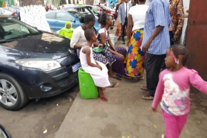 Côte d'Ivoire: Au retour d'une visite à  ses filles, une vieille femme chute dans un caniveau et meurt