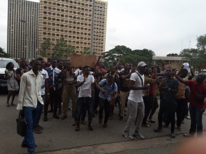 Côte d'Ivoire: BTS 2016, à  quelques jours du début des examens,  des candidats sans convocations manifestent  à  la cité administrative